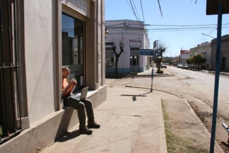 Kris beim Mail-Check und Hochladen unserer Seiten